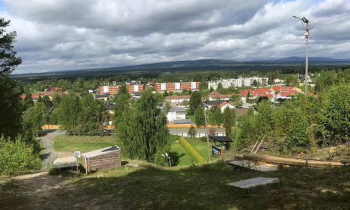 Ved hoppet på Ydalir med Narsæterberget i bakgrunnen