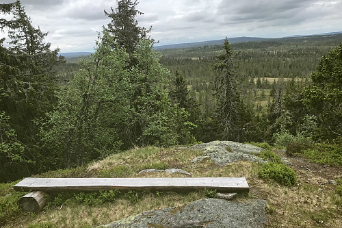 Rett ovenfor Ellemittholet og med utsikt mot Kjeltåsen