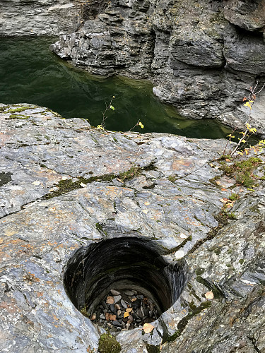 Jettegryte og Lågen