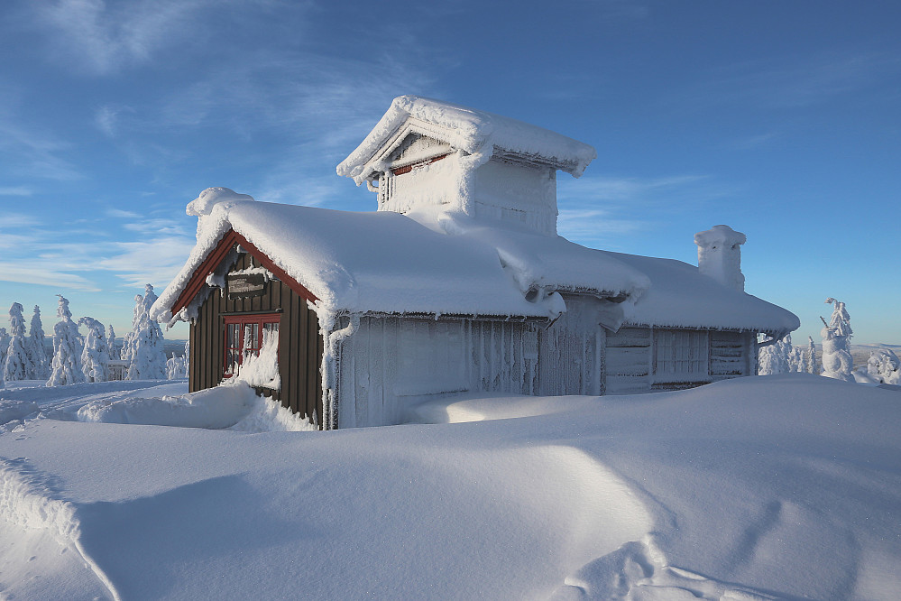 Brumundkampen brannvakthytte. En liten antydning til vår.