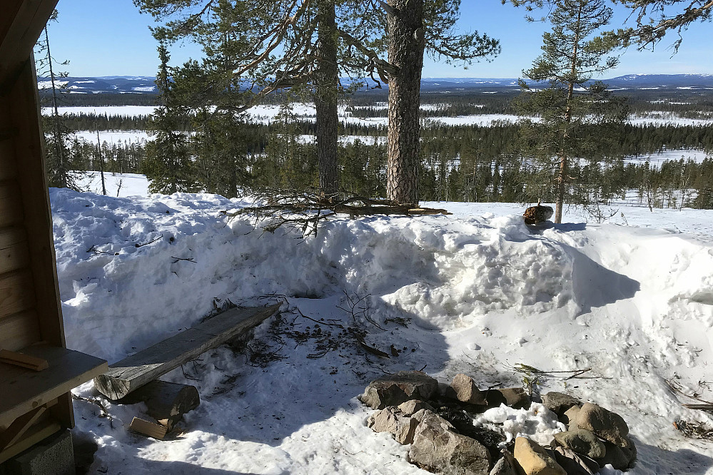 Gutåsen gapahuk med utsikt til Brumundsjøen.