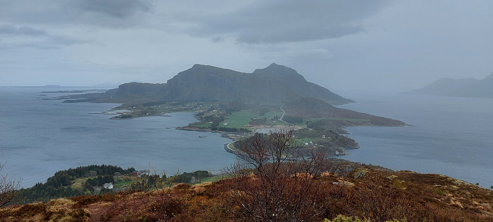 Utsikt fra toppen mot Midøya