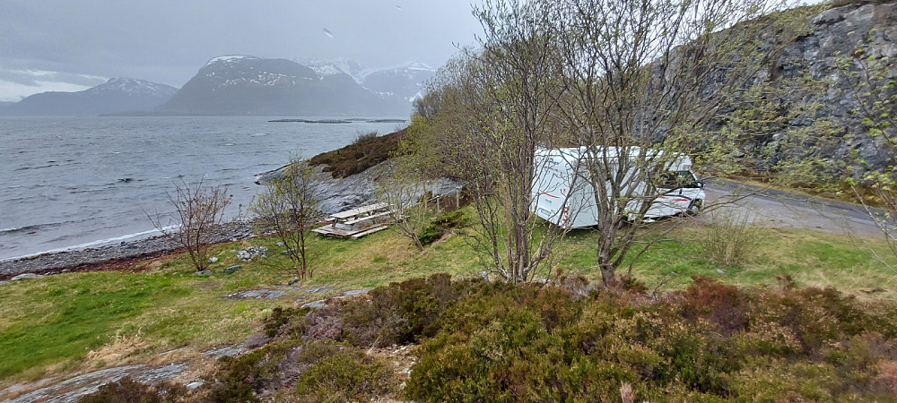 Liten fin parkeringslomme ved Drynjasundet