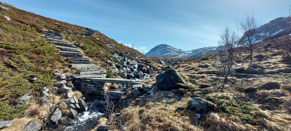 Steintrapp opp mot Digergubben, rett før Midsundvatnet. Klausethornet i bakgrunn.