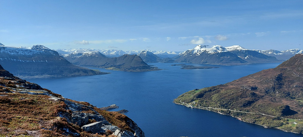 Utsikt fra Midsundhornet. Er steintrapp fra stistart i sentrum og mer eller mindre hele veien opp, 1500 trinn. Går også steintrapp opp mot Digergubben, 1600 trinn