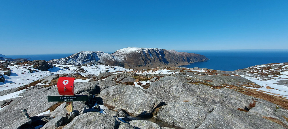 Fin tur i fint, men kaldt vårvær. Tydelig sti hele veien. Litt mer snø på toppen enn vi hadde trodd, men ikke mer enn at det gikk greit å gå. Utsikt vestover mot Heida og Mehuken 