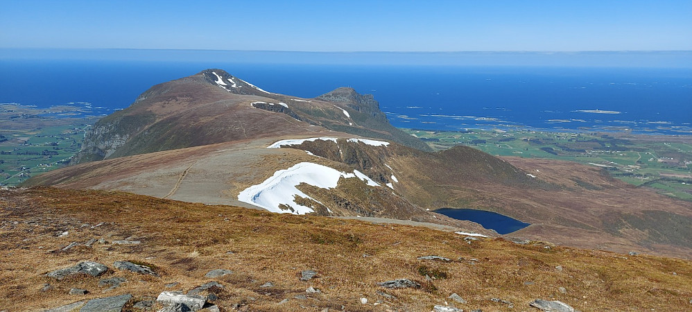 Sjurvarden og Stemshesten, fra toppen av Melen.