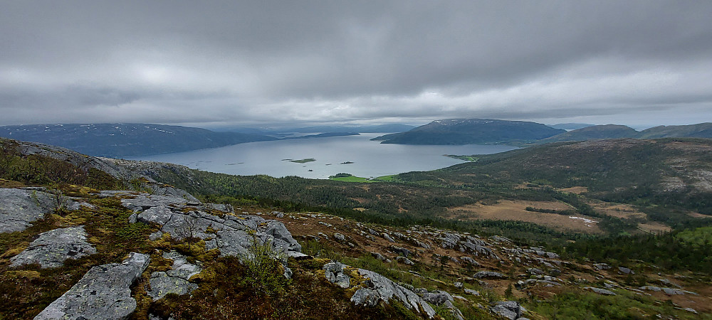 En litt grå turdag. Skydekke på ca 500 moh, så utsikten måtte nytes fra litt under toppen. Men slapp unna regn, så det ble en fin tur likevel. Godt merka sti til toppen, med enkelte våte myrparti.
Utsikt sørover mot Ursfjorden og Kjørsvikfjellet til høyre