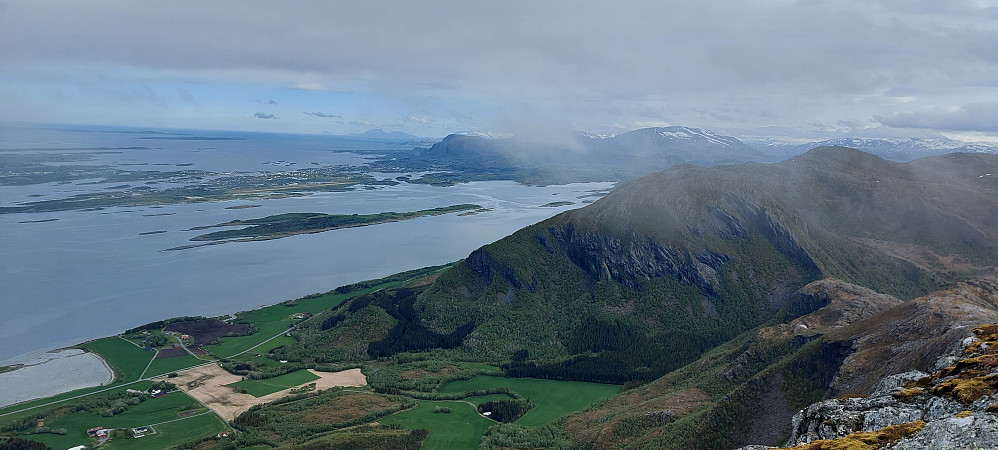 Nordover mot Brønnøysund og Vevelstad. Dønna kan skimtes bak i disen