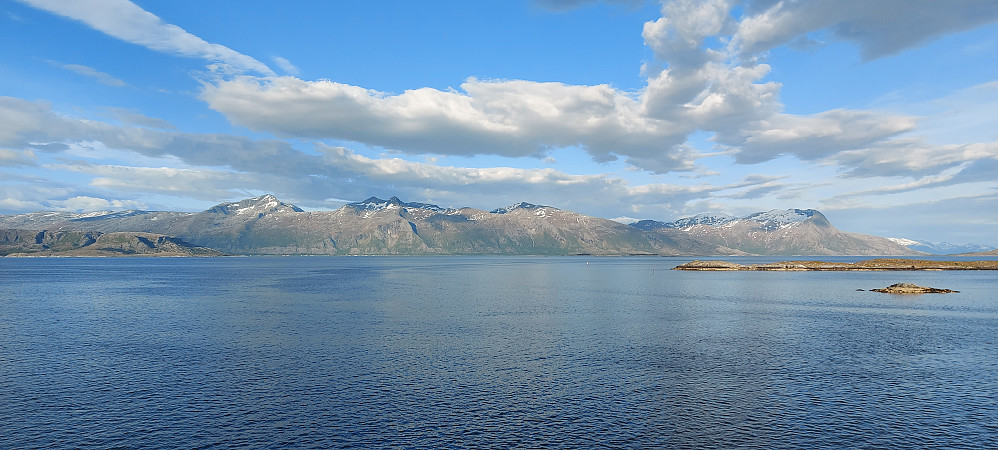 Vevelstad, med bl.a. Høyholmstindan