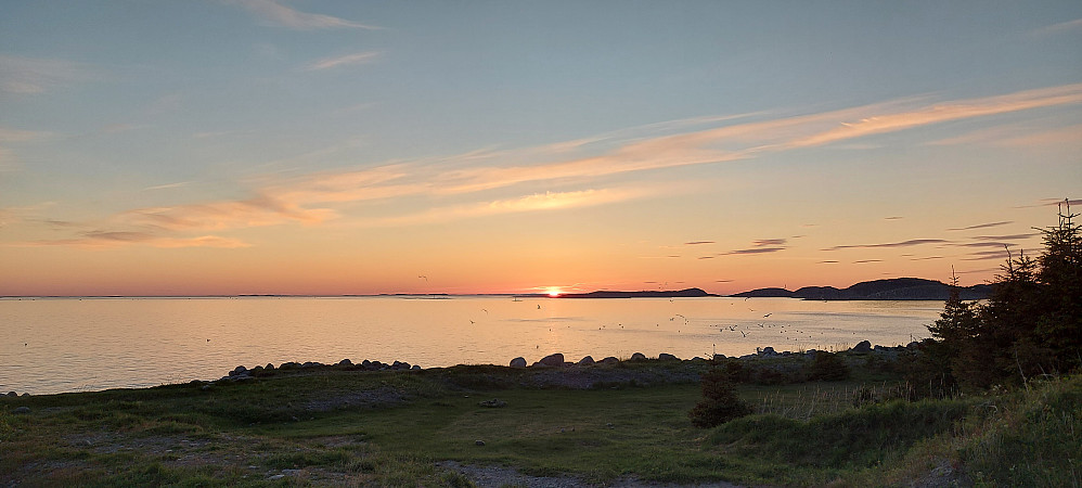 Vel tilbake i bilen, så kjørte vi over til Vegatrappa p-plass ved Sundsvoll, og slo oss til der for kvelden. Fikk med oss en nydelig solnedgang