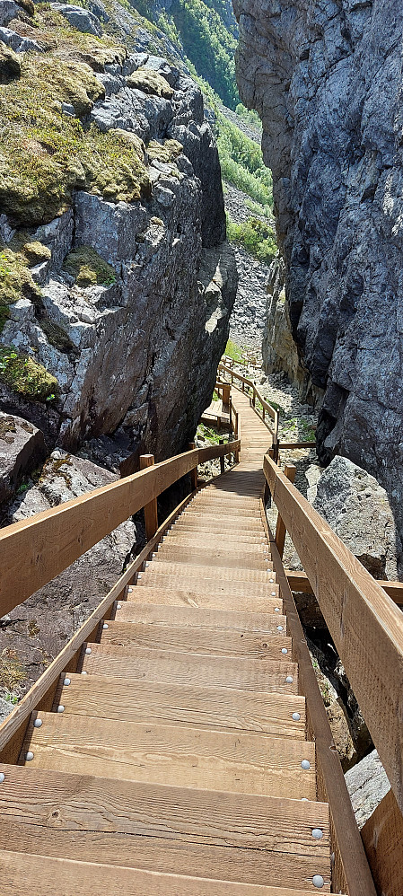 På slutten går trappa gjennom en smal sprekk i fjellet. Er også 2 luftige via ferrata ruter opp til toppen for de som heller foretrekker det