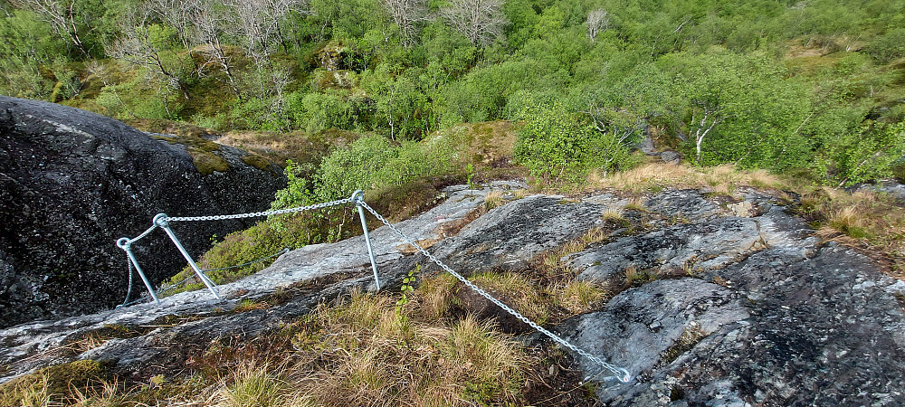 Er noen korte strekninger med kjetting der fjellet kan være glatt etter regn