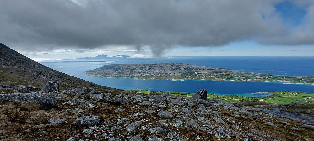 På vei ned fra Høyholmstindan kom tåkedottene tilbake og la seg nå tungt over fjellet, 
så det var like greit at turen ikke var lenger 