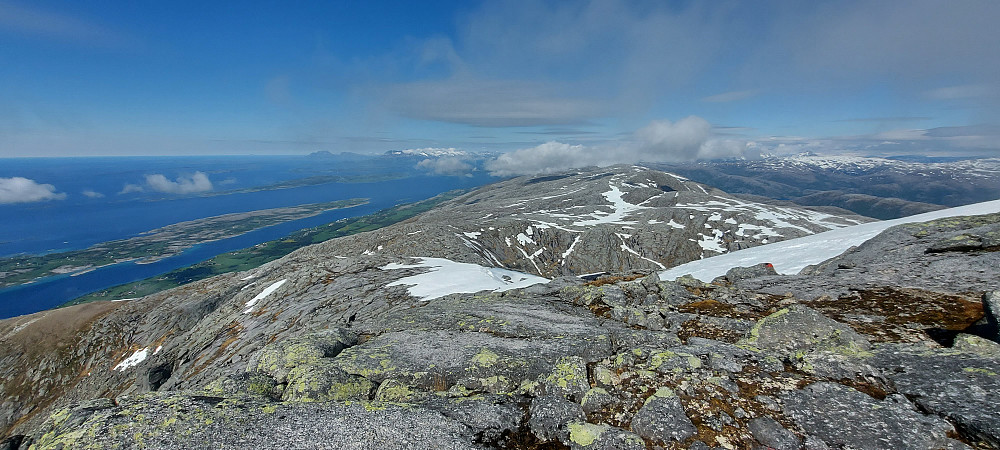 Utsikt nordover mot Forvikfjellet, Dønna og De 7 Søstre. Fra Høyholstindan var det igjen god rødmerket sti ned fra toppen