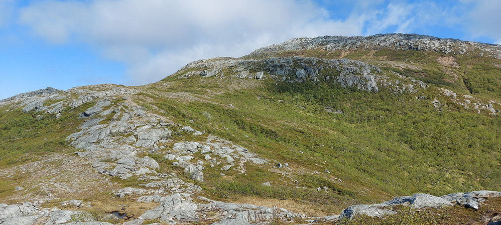 Turen startet med fint vær og god rødmerka sti opp til Hornstinden. Turstart fra liten p-lomme i Høyvika, ca 600 m fra fergekaia