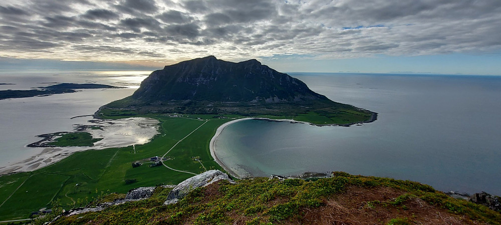 Etter å ha våknet i dag til tåke langt ned i fjellene, så sprakk skyene opp utover ettermiddagen, og vi fikk kjempefint turvær utover kvelden. Da var det bare å ta på seg turskoene og rusle avgårde. 3 topper i en hestesko som alle gir fantastisk utsikt. Lettgått terreng, og god sti. 