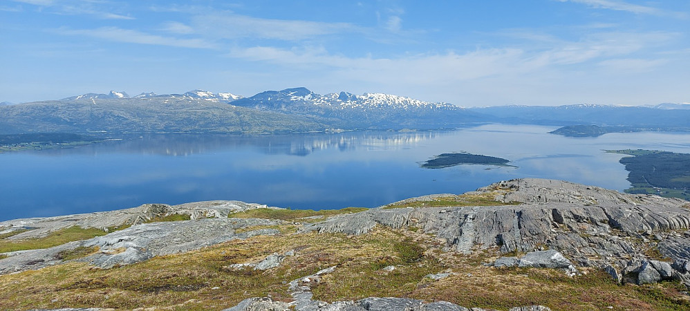 Utsikt over til Mjønestindane og Sjunkhatten nasjonalpark
