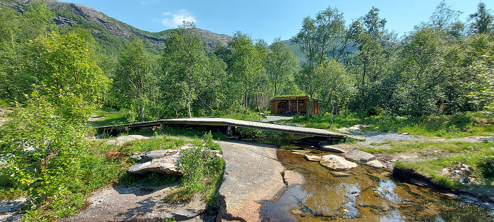 En fin leirplass ca 500m fra parkeringen med gapahuk, bord og benker. Den lille bekken, med en sildrefoss nedenfor brua, fungerte utmerket som dusj etter en varm dag på fjellet