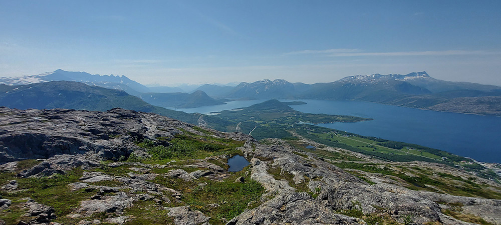 Tok en annen sti ned fra Øyjordtinden, enn opp. Blåmerka sti, men kunne være vanskelig å se i perioder. Da var stien som gikk opp i Kvannskaret og ryggen videre mot toppen mye bedre.