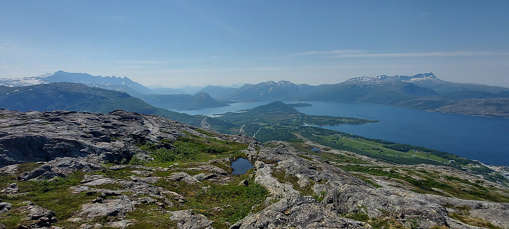 Tok en annen sti ned fra Øyjordtinden, enn opp. Blåmerka sti, men kunne være vanskelig å se i perioder. Da var stien som gikk opp i Kvannskaret og ryggen videre mot toppen mye bedre. 