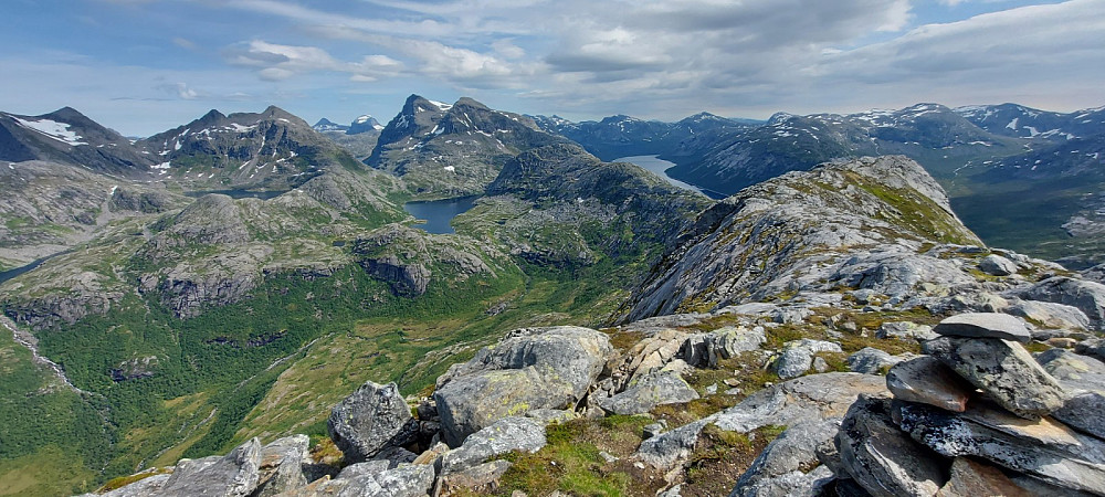 Fortsetter man bakover på ryggen til Dalfjellet og Breiviktinden, så går man det som er Bodø's svar på Besseggen. En tur på ca 22km og 2000 hm.