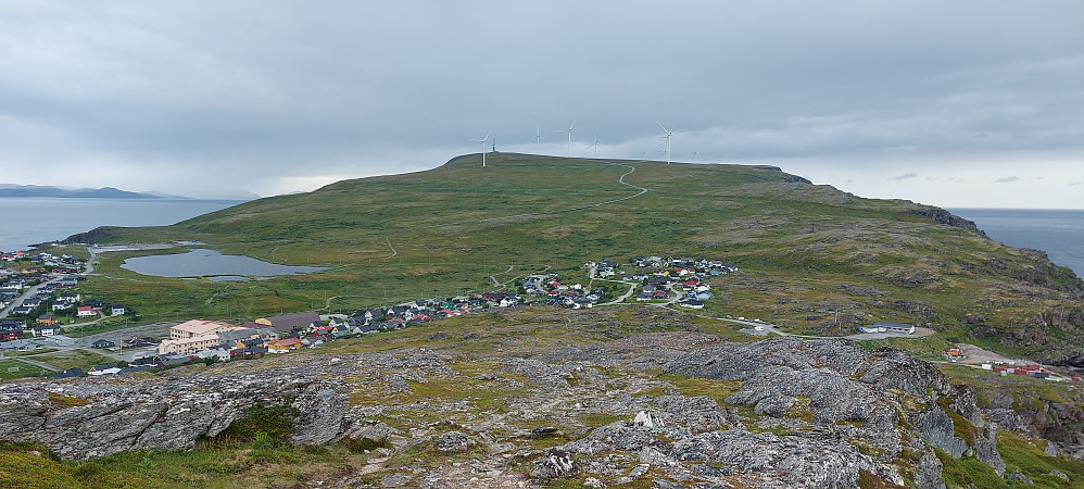 Havøysund og vindmølleparken på toppen av Gavlen 