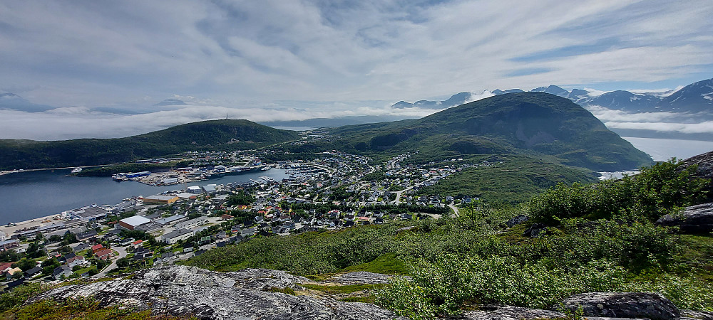 Skjervøy med Skattørfjellet og Stussnesfjellet rett bak