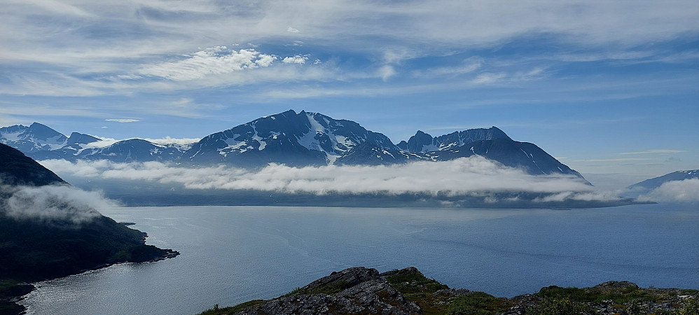 Utsikt fra Lailafjellet mot fjella på Kågen