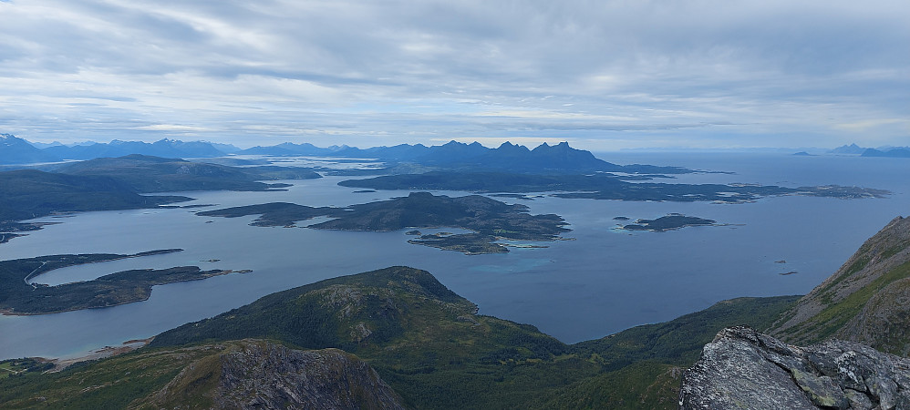 På toppen er det en fantastisk utsikt 360°. Denne turen kan absolutt anbefales. Her er det utsikt sørvestover til Hamarøya