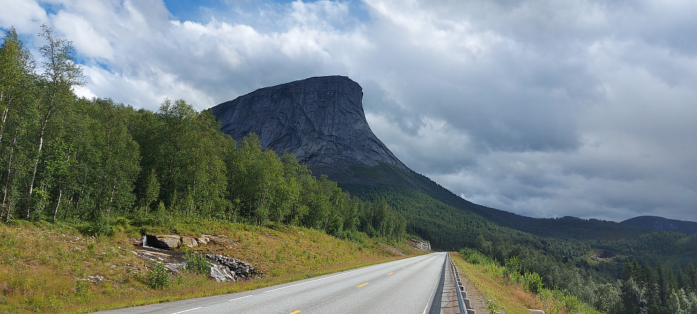Vel nede på E6 igjen. Fra denne vinkelen ser det ikke ut som det er mulig å gå opp, men ryggen på baksiden er fin å gå. Store myrområder i dalen, og etter nattens styrtregn var det rimelig vått.