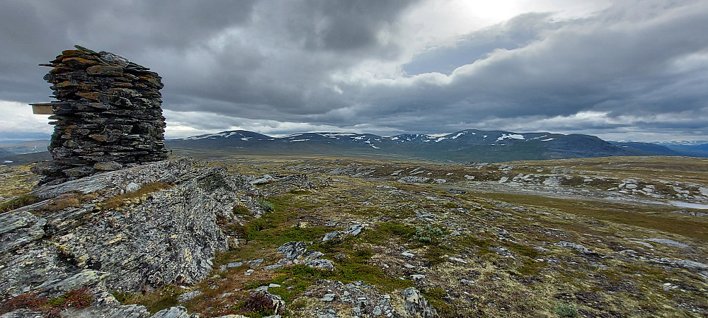 Fin utsikt fra toppen mot Brattfonnhøa, Kringsollen, Sissihøa og Allmannberget