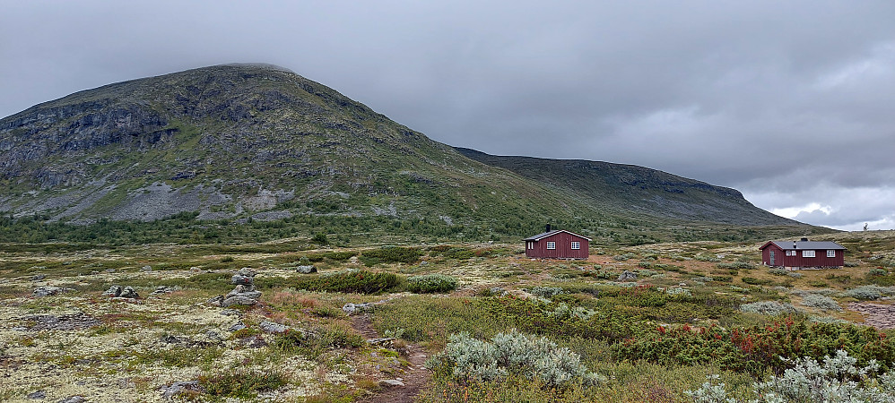 DNT hytta med sørtoppen i bakgrunn