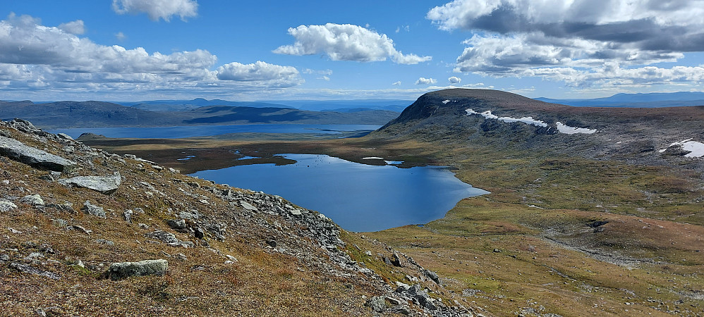 Langeråkvatnet og ryggen bortover mot Store Nuten
