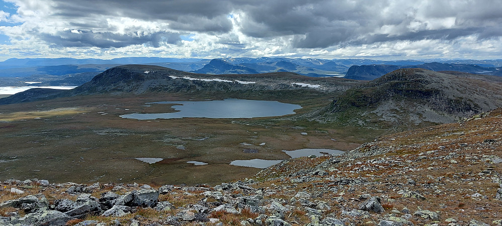 Utsikt fra Søre Gluptinden over til Store Nuten og Nørdre Gluptinden. Bitihorn i bakgrunn