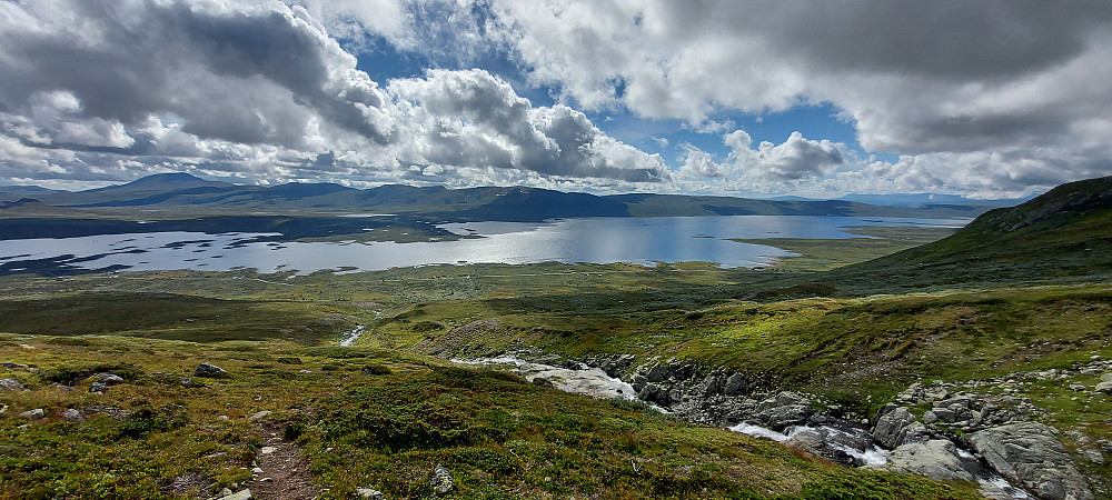 Godt merka sti fra parkering og opp til Gråhøe. Flott utsikt på vei oppover. Dagen starta med lavt skydekke som lå godt ned over toppene. Men det tok ikke lang tid før skylaget begynte å sprekke opp og godværet kom.