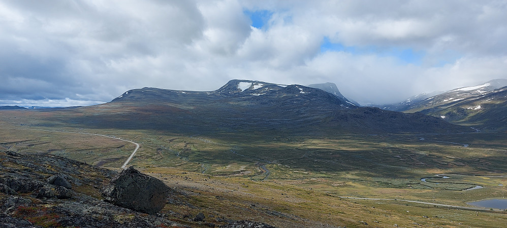 Utsikt fra Søre Brurskardknapp innover Steindalen mot Rasletinden, Mugna og Munken