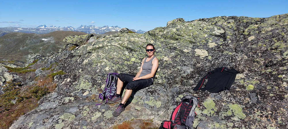 Varmt og vindstille på toppen, så det ble en lang pause for å nyte utsikten og finværet
