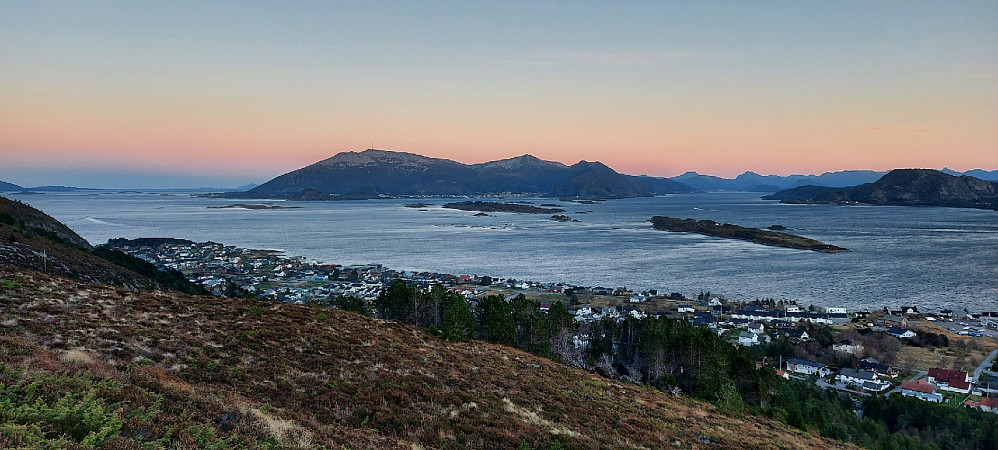 Østover mot Kalvøya og Bjørnøya, med Gamlemsveten i bakgrunn