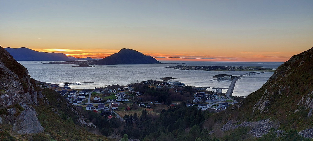 Vestover mot Giske og Godøya i flott solnedgang