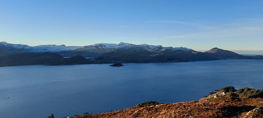 Sørover mot Husvågøy og Bremangerlandet