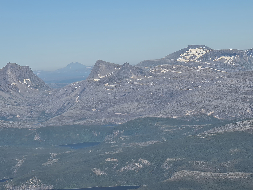 Utsikten fra flyet som inspirerte helgas tur: Nordre Saulo mellom Spisstinden og Sandvasstindan. Lengst til høyre Lurfjelltinden