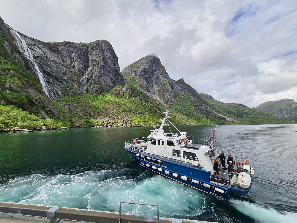Skyssbåten forlater oss etter ilandsetting i Forsfjorden