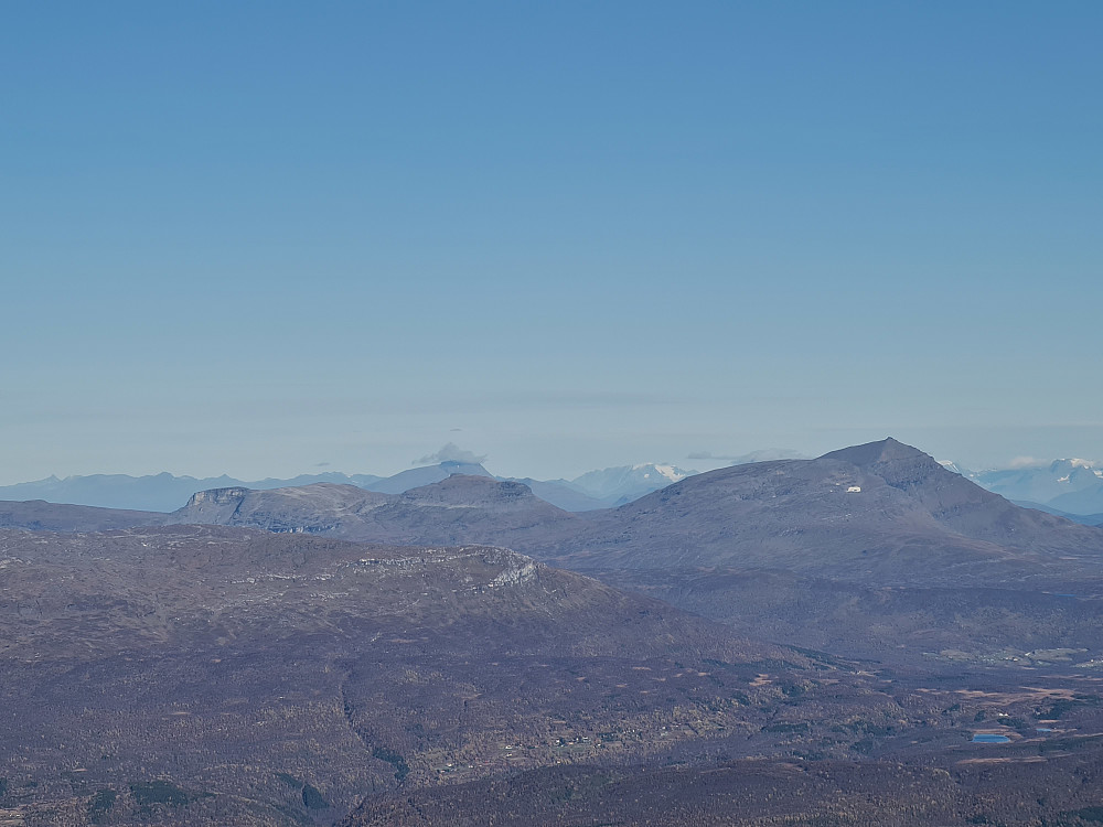 Mot Sniptinden og Hjerttinden til høyre for senter av bildet. Lengst til venstre mot horisonten Hamperokken. Fugledalsfjellet med snø i senter. Jiehkkivarri kommer dessverre bak Sniptinden.