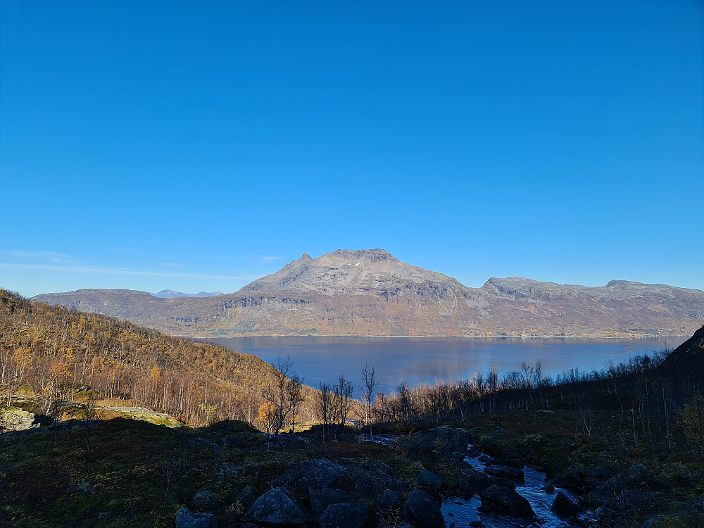 Utsikt over Salangsfjorden til en solbadet Løksetind