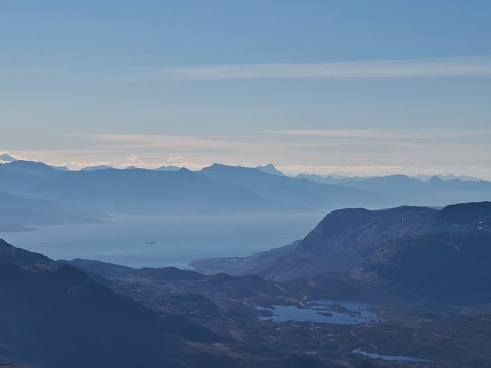 Et malmskip i Herjangsfjorden, med Narvik til venstre og Stetinden sentralt. Man kan vagt skimte Helldalsisen i disen til høyre for Stetinden.