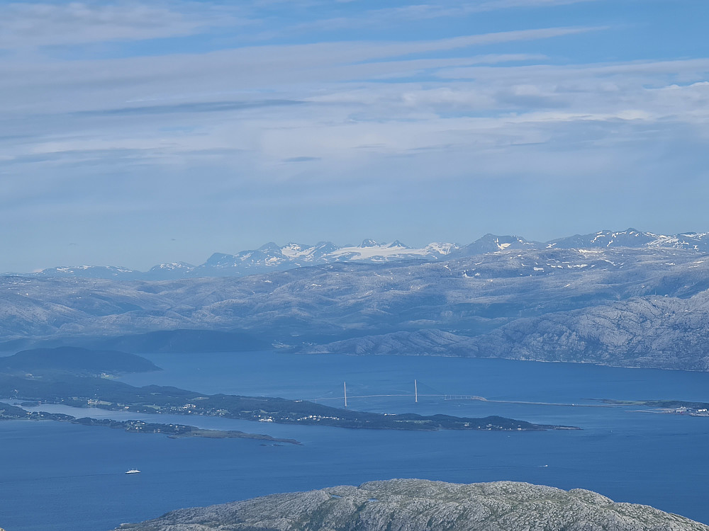 Helgelandsbrua og Okstindan