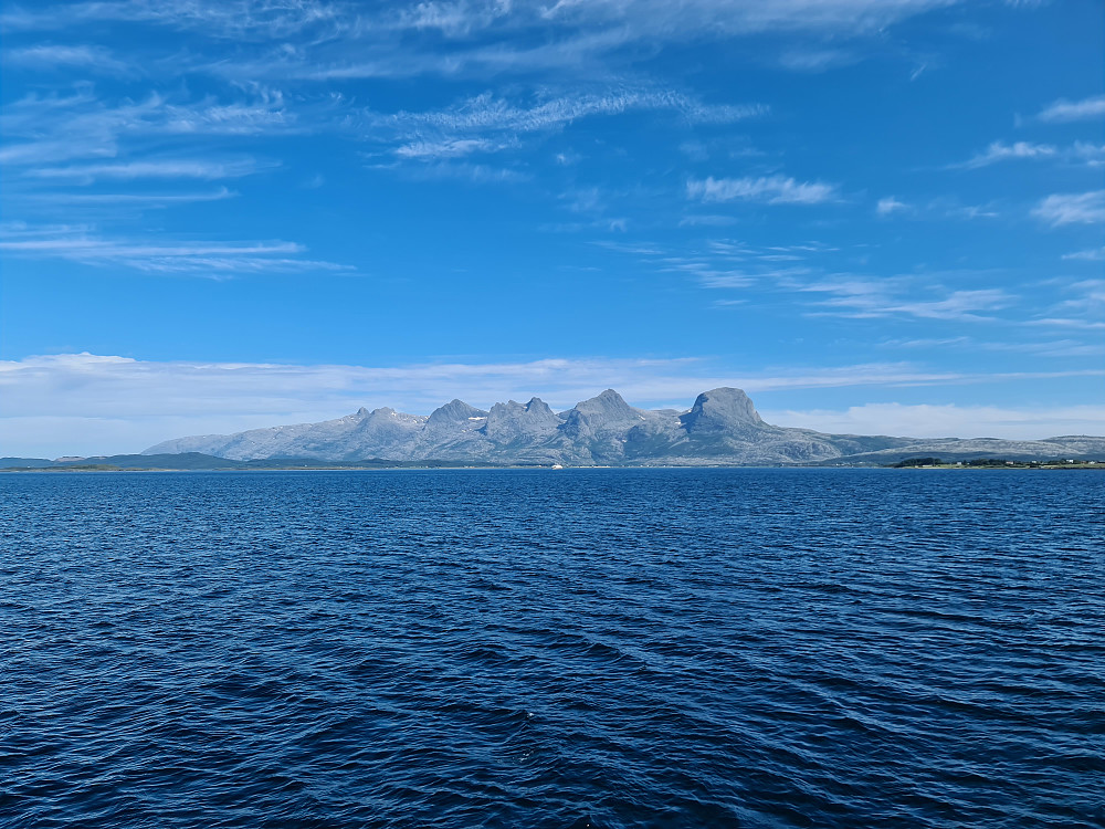 Syv Søstre fra ferga til Herøy