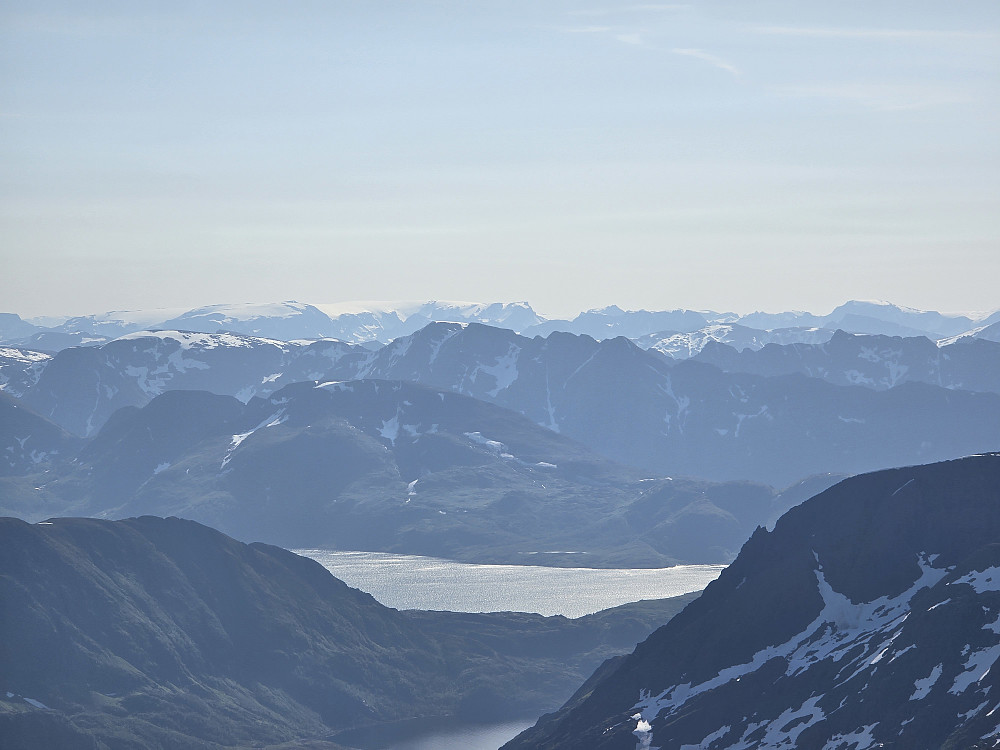 Øksfjordjøkelen med Kjerringa i forgrunnen