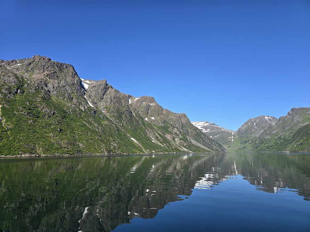Innover Kufjorden i havblikk